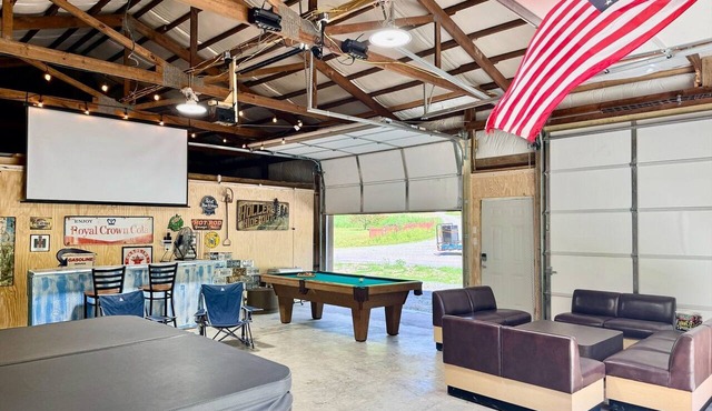 Holler Hide-Out! Close to Hazard and Jackson with huge MAN CAVE/HOT TUB!