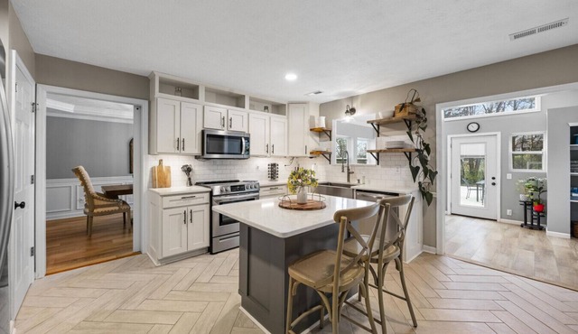 Homestyle: Game room, w/soaking tub, yard, crib, patio, KING beds, & quiet study.