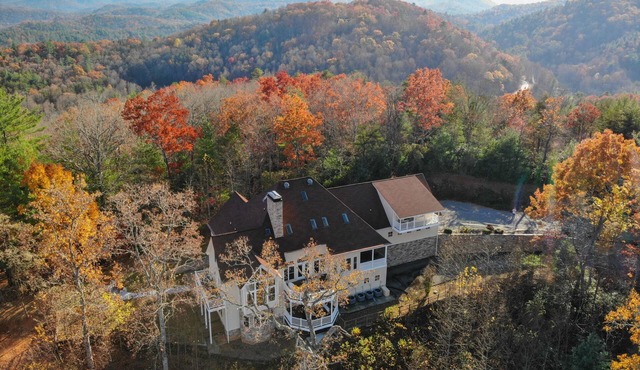 Hot Tub, Arcade & Casino! Blue Ridge Mtn Mansion