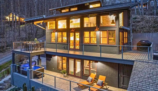 Hot tub cabin, mtn views, 9 min to Waynesville