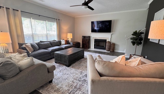 HOT TUB, Community Pool, AC, 5-Bedroom Oasis in Simpsonville