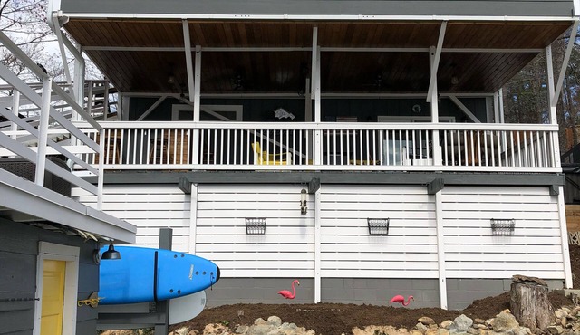 Hot Tub. Dog friendly. FREE Pontoon boat & jump off boathouse.