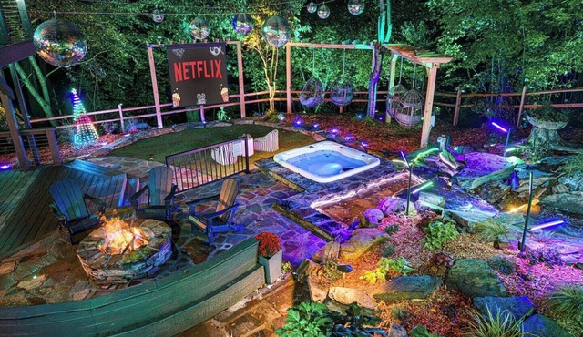 Hot Tub + Game Lounge by 5 Seasons Homestays