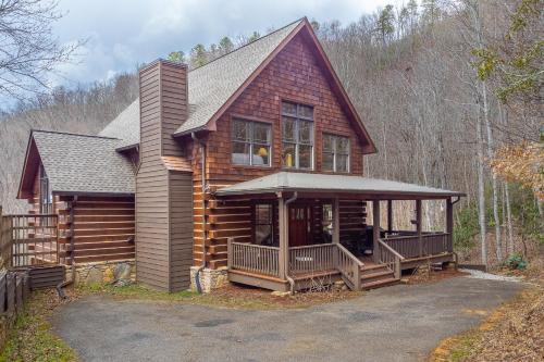 Hot Tub, Pool Table! Luxury Log Cabin in Franklin