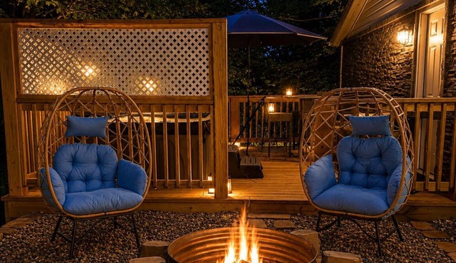 Hot Tub, Sauna, Fire Pit, Spacious, Great Location, Relaxing, BBQ, Fire Pit