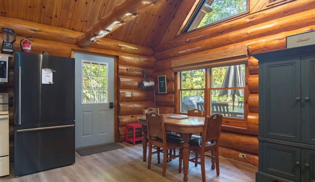 Hot Tub Waterfront King Beds Fast WiFi Cozy Log Cabin in Eagle River in Eagle River