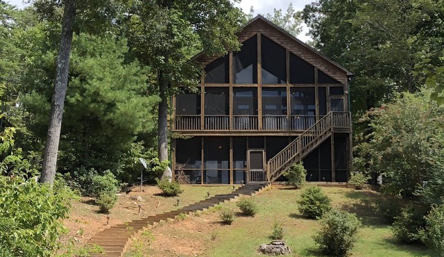 House ON Lake Lure in private cove - Enjoy Beautiful Mountain Views!