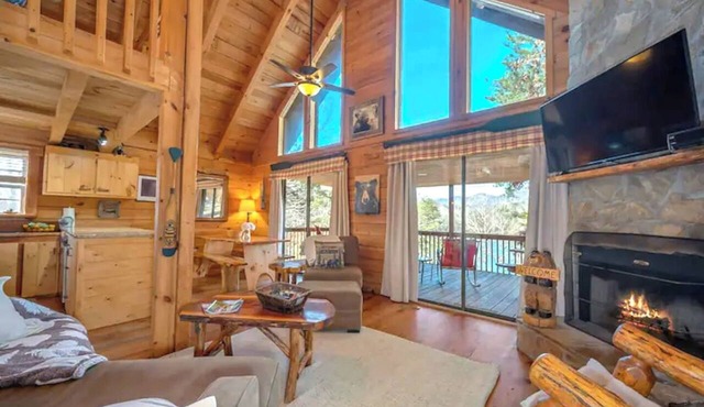 Huge lake/mountain/Beach views/HotTub/pets/Canoe