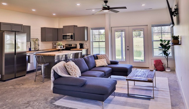 Hunts Bend: Feel the Season Change|5-Acre Retreat in Bowling Green