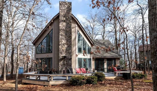 Incredible Cabin with Beautiful Indoor and Outdoor Living Spaces in Virginia in Wintergreen