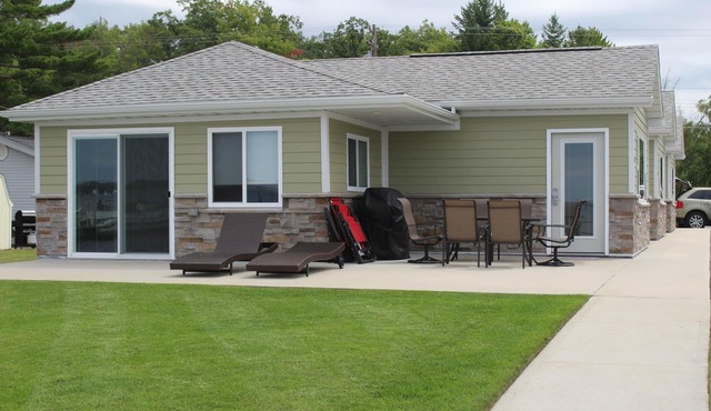 Jack's on the Bay, 2 Bedroom/2 Bath Lake Front in Denton Township