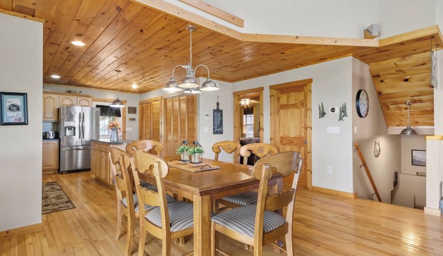 July & August Special ~ Mtn Views, Hot Tub+Fire Pit, WiFi, Fireplace, Grill! in Spruce Pine