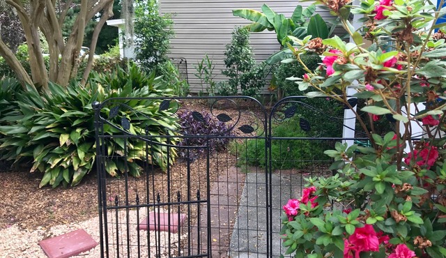 Just Renovated! Landscaped Cottage/Townhome 2BR/2BA, ONE MILE from beach in Garden City