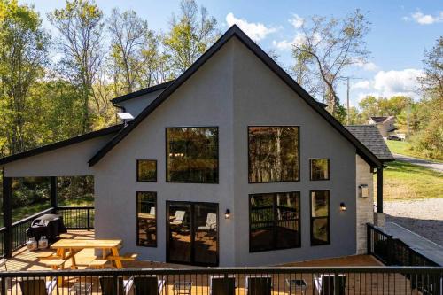 Kay's Lavish Bear Cave Cabin