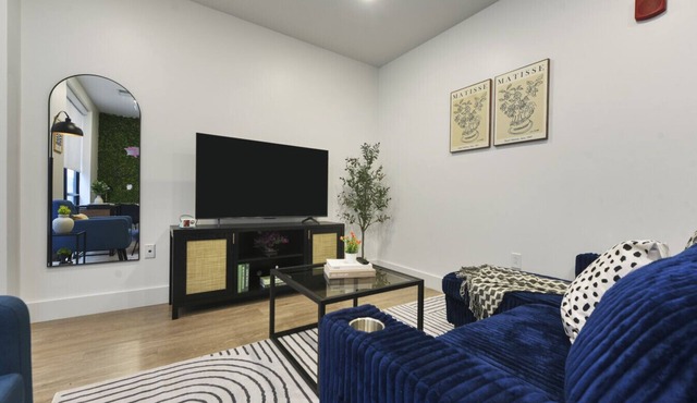 King Bed | Free Parking | Near UPMC, Pitt & CMU in Pittsburgh