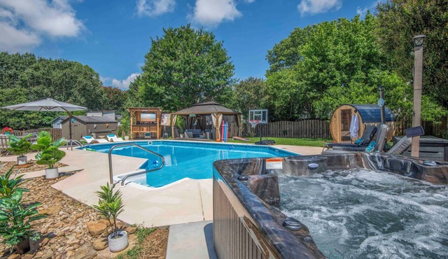 Knoxville Escape - Resort Style Backyard - Pool, Hot Tub, Sauna - Sleeps 15