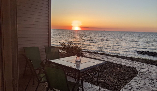 LAKE ERIE-SISTIBLE CONDO in Geneva