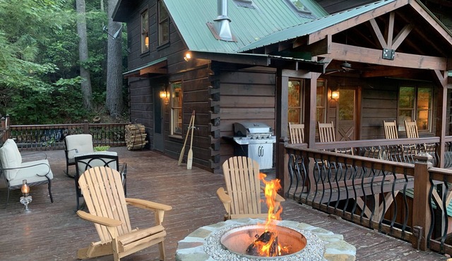 Lake Hideaway 2 - Lakeside Log Cabin, Fishing Boat, Private Dock & Mountain View