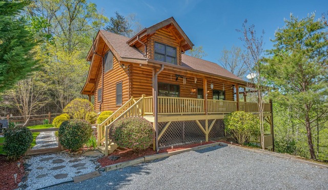 Lake Lure- Bluebird Cabin-Exceptional! Private Lake with Community Beach access.