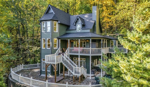Lake Lure (FULLY OPEN), Rumbling Bald Amenities: Swim Beach, Pool. Pretty Views, Golf Cart, Hot Tub, Firepit