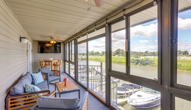 Lake View, Dock & Pool: Green Cove Resort Condo in Oak Harbor