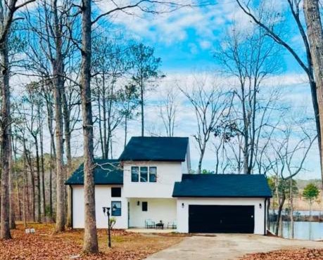 Lakefront 2BR Getaway in Griffin