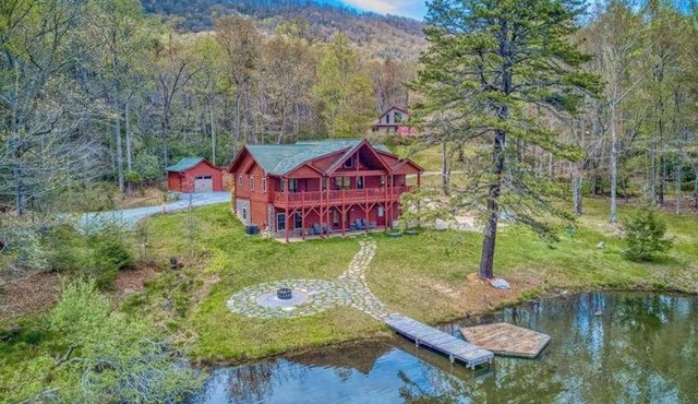 Lakefront Blue Ridge Cabin: balcony, firepit, wet bar, washer/dryer, dock, & AC