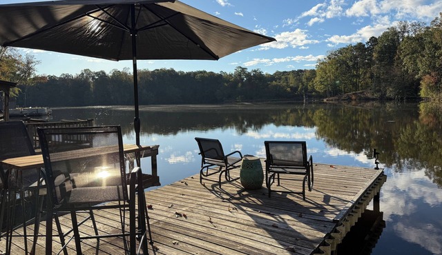 LAKEFRONT HOUSE with Dock, Canoe, FirePit, Hammock and Golf Nearby - PetFriendly in Anderson