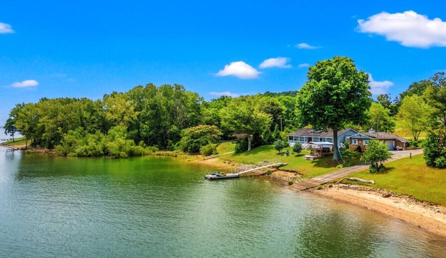 Lakefront Oasis- Steps to Water- Private Boat Ramp