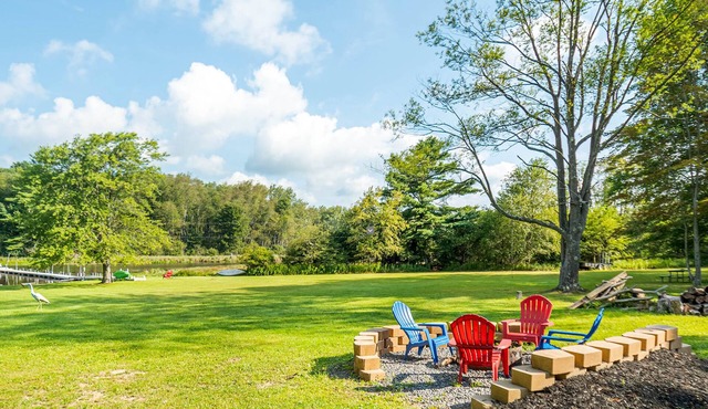 Lakefront, Pet Friendly w Firepit in Quiet Cove