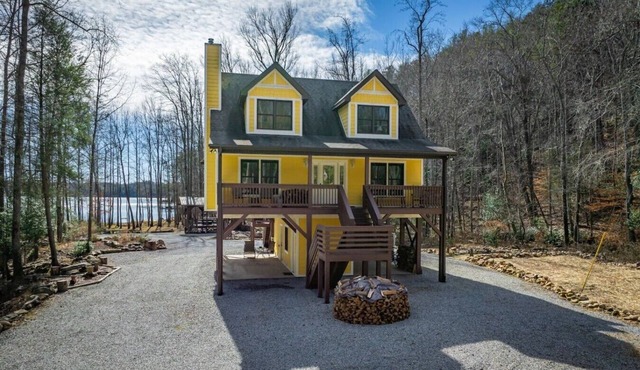 Lakefront, private cove w/creek