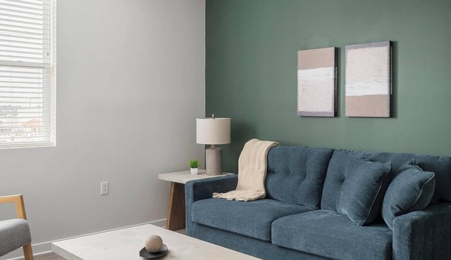 Landing | Chic 2BD, Gym