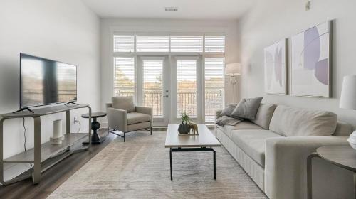 Landing Modern 2BD Rooftop Lounge Pool in Cary