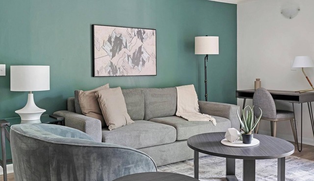 Landing | Stunning 1BD, Pool, Gym