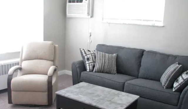 Large 1 Bedroom Apt - Full Kitchen - Sleeps 4 in Cincinnati