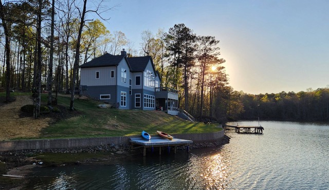 Large Fall Retreat at Lake Martin, hosting up to 15, on a quiet cove in Eclectic