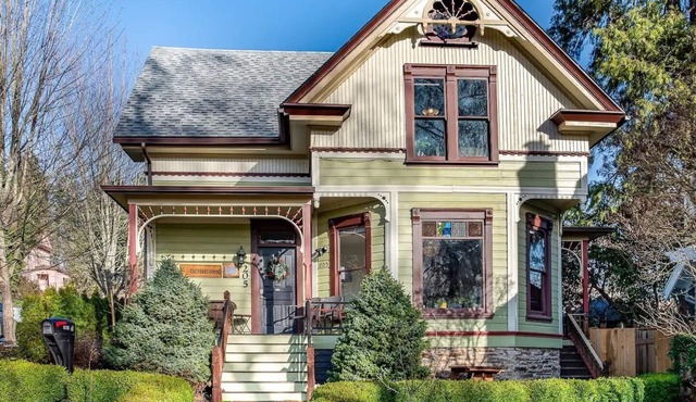 Large group in Eugene, Exquisite Historic Landmark 11Bedroom, 4.1BA, New Hot tub in Eugene