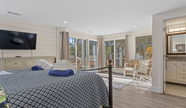 LARGE Oceanfront Pool ~ Classically Updated Historic Beach Home ~ 2 E. Beach Lagoon