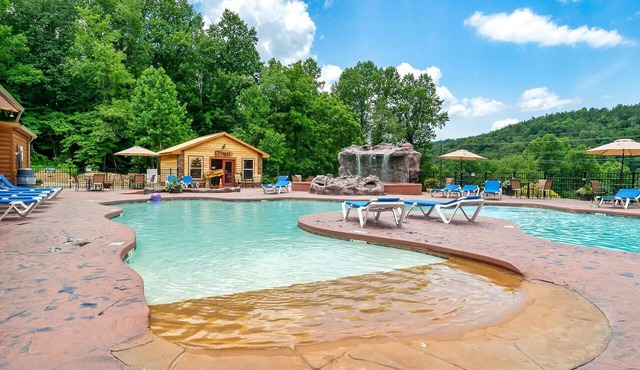 Last minute August cancelation! Resort Pool, Private Hot Tub & Arcade Table