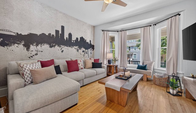 Lavender Hill Skyline - Sleeps 12 - City Views in Milwaukee