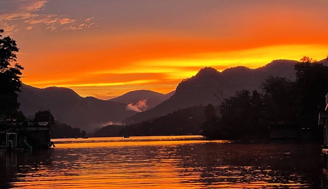 Ledfords Landing Lakefront-Spectacular sunset & mountain views! Pontoon optional