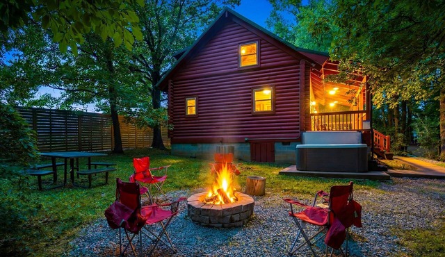 Little Joe Log Cabin, UTK/Neyland, Smokies, 16acres, FP, HotTub, Fishing, Pets