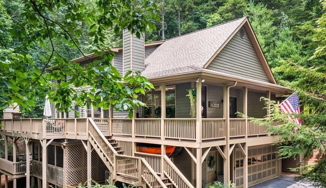Location and Southern Charm in this large Big Canoe home!