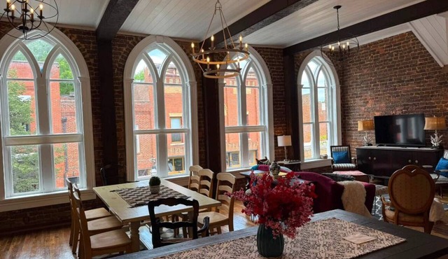 Loft on Main, charming apartment in delightful Historic Downtown Jonesborough