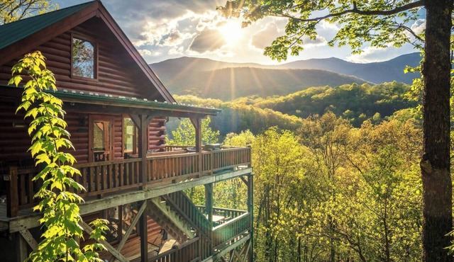 Log Cabin · 5BR · Sleeps 12 · Mt. Mitchell Views