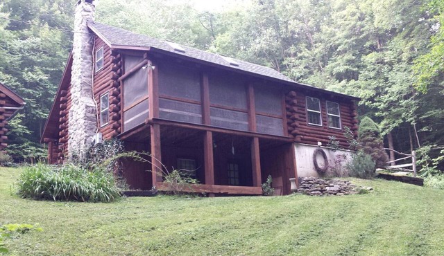 Log Cabin Rental for Eight Guests with Walk-Out Bedroom near Manchester, Vermont in Sandgate