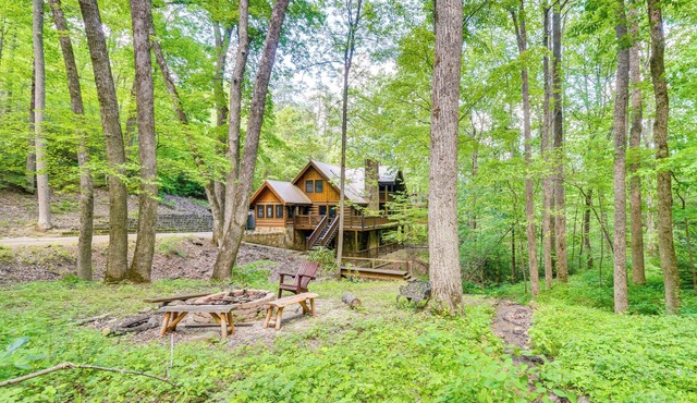 Log Cabin w/Vaulted Great Room & Creek Near GSMNP