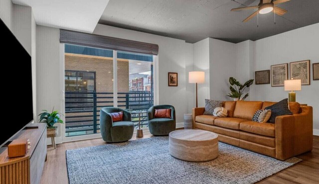 Lone Tree Retreat | Parking+Bright Living