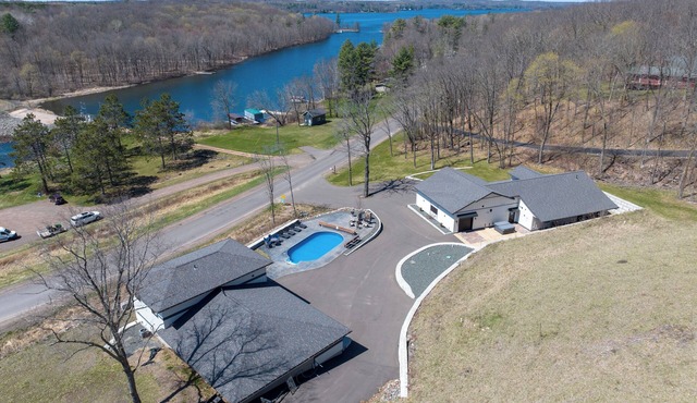 Long Lake Retreat-Heated Pool/Hot Tub-Multi-Family Haven-Long Lake Frontage in Birchwood