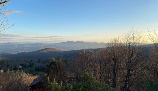 Long-range mtn views, huge deck, spa, play room, 1 mile to ski resort & trails